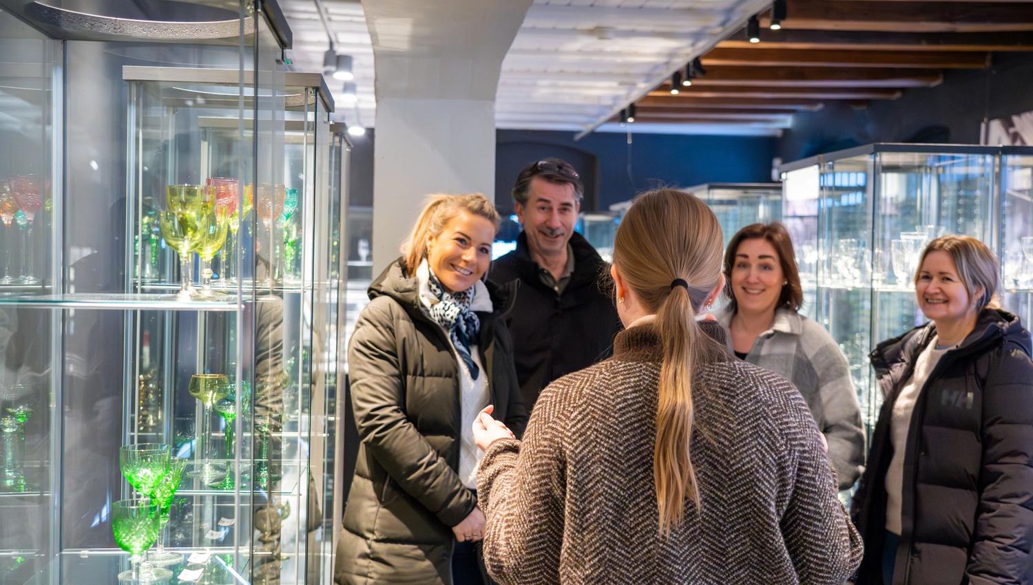 Omvisning for gruppe i Skattkammeret, glassmuseet på Hadeland Glassverk