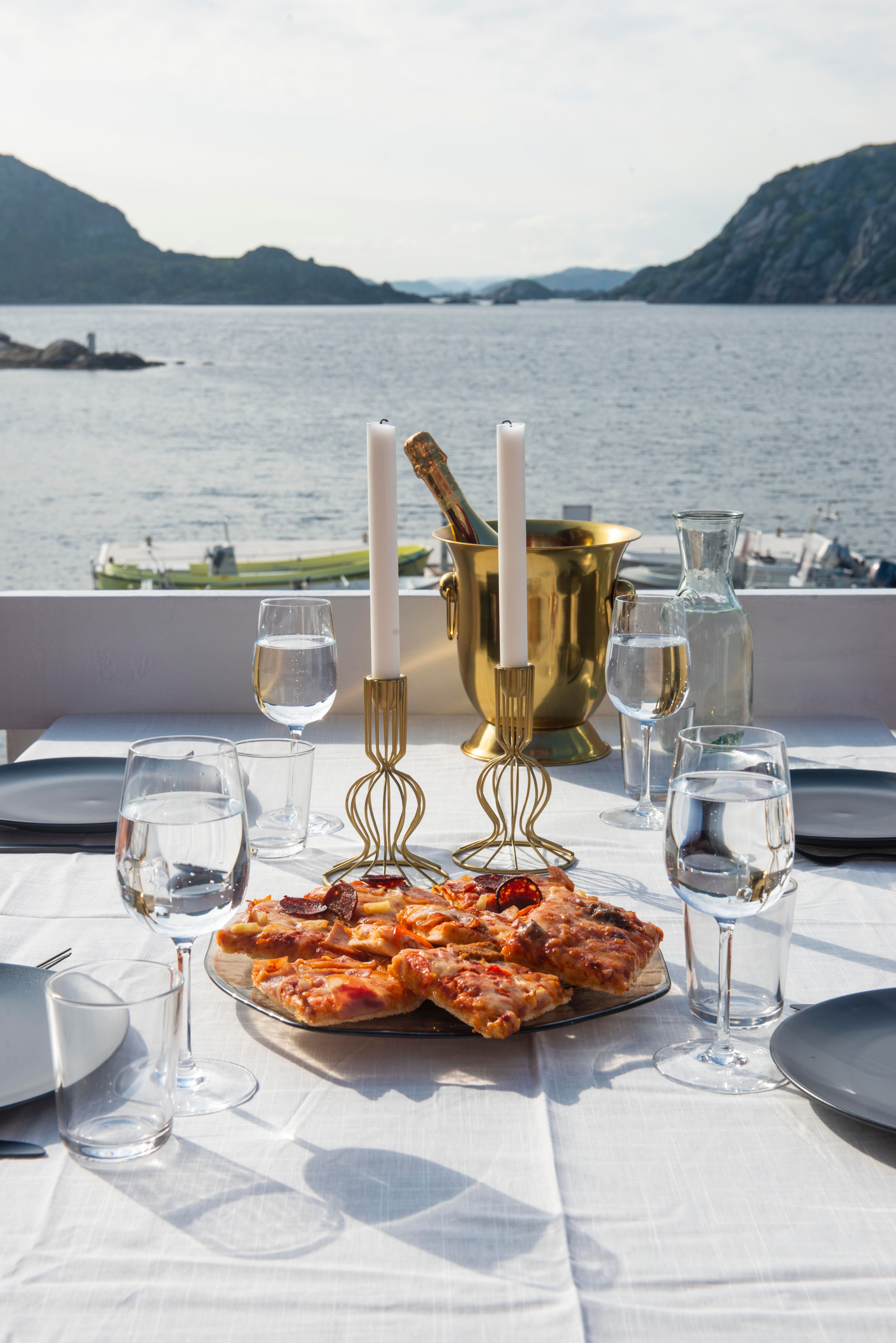 Bord med pizza - Korshamn Rorbuer