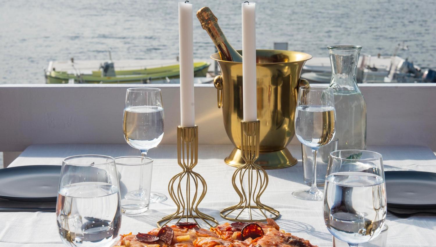 Bord med pizza - Korshamn Rorbuer