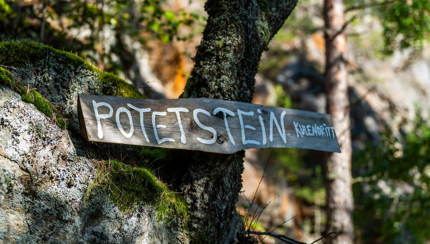 A sign with Potetstein / kulenoritt