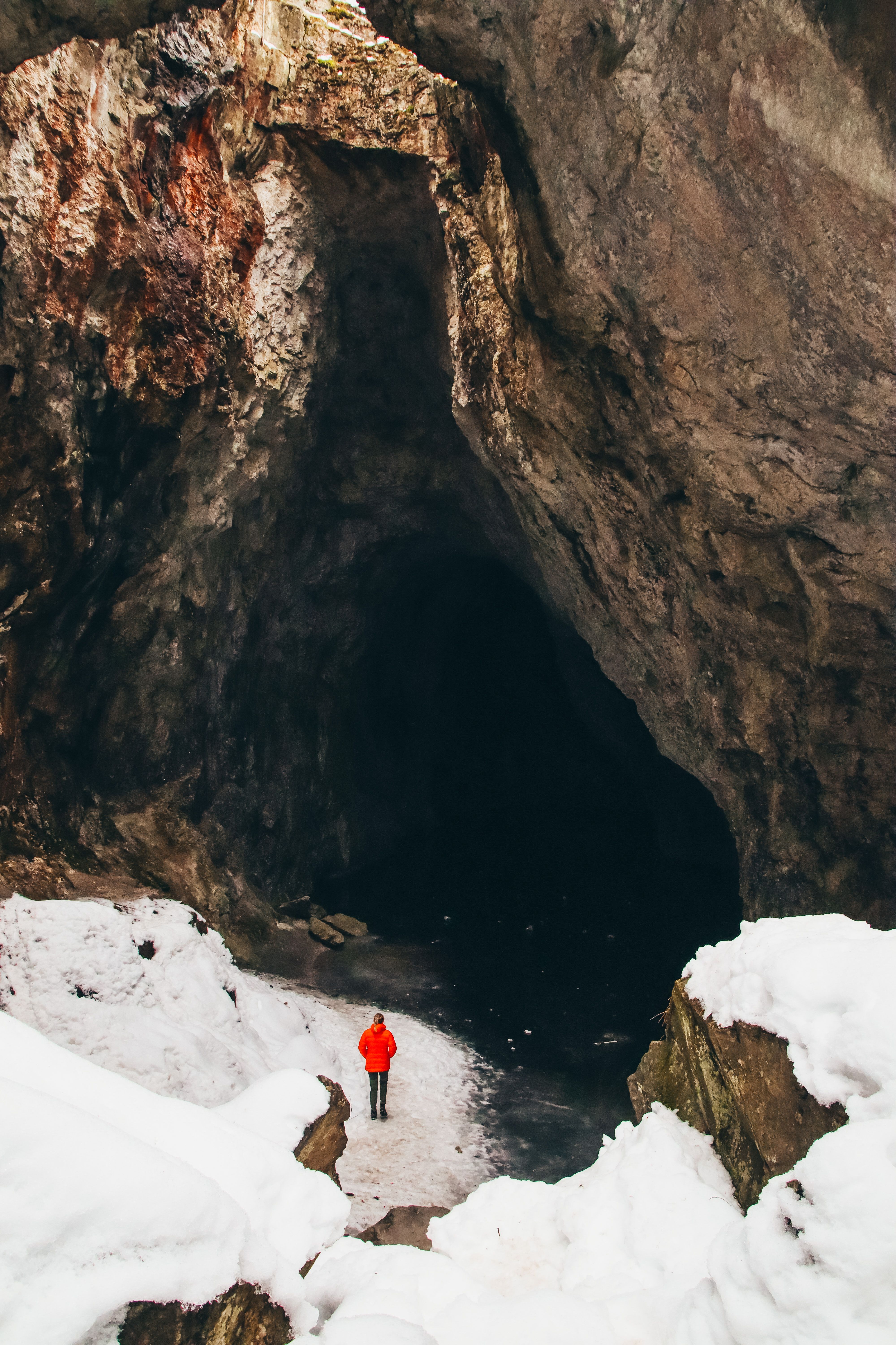 Person ín front of cave entrance