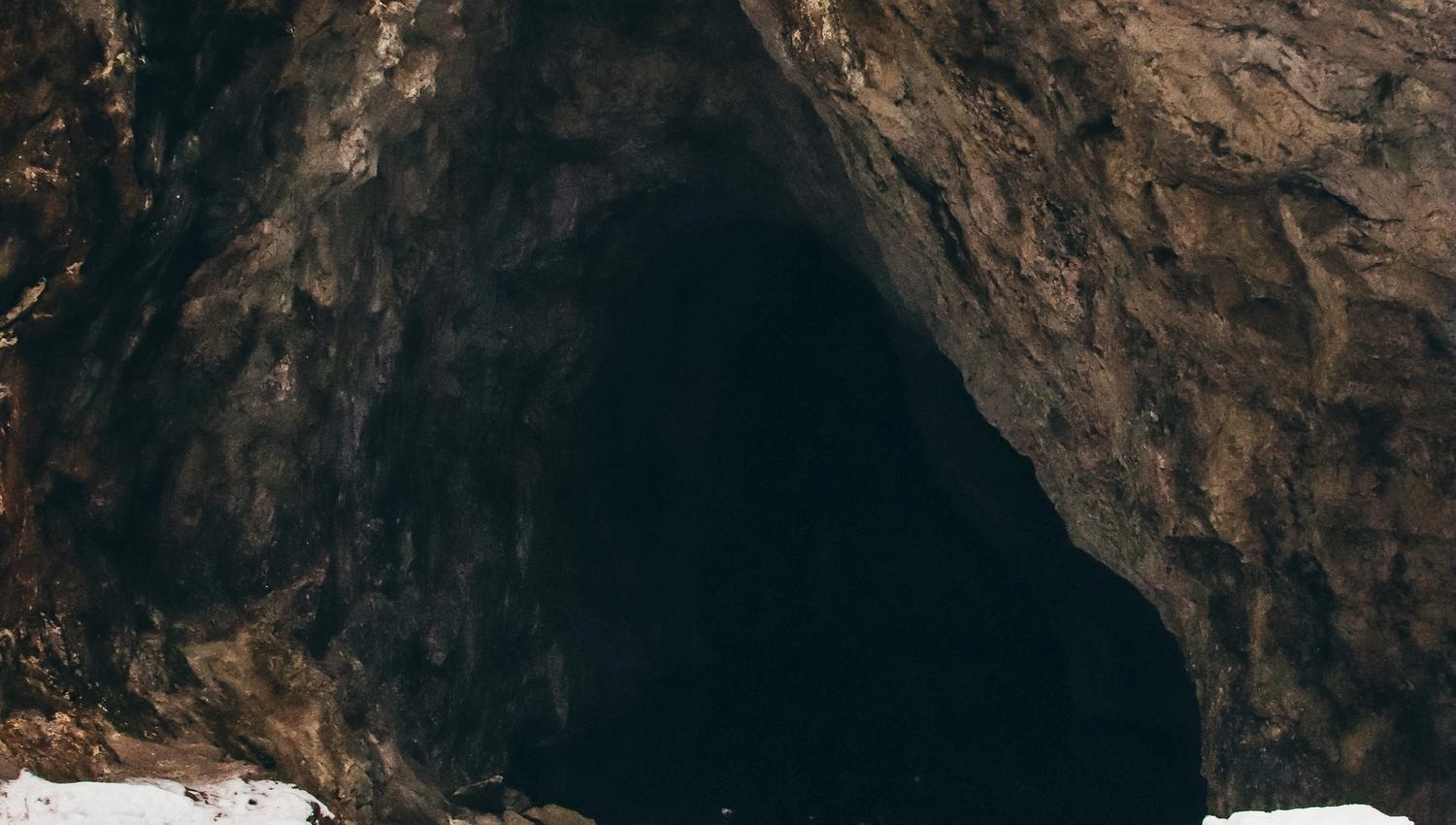 Person ín front of cave entrance