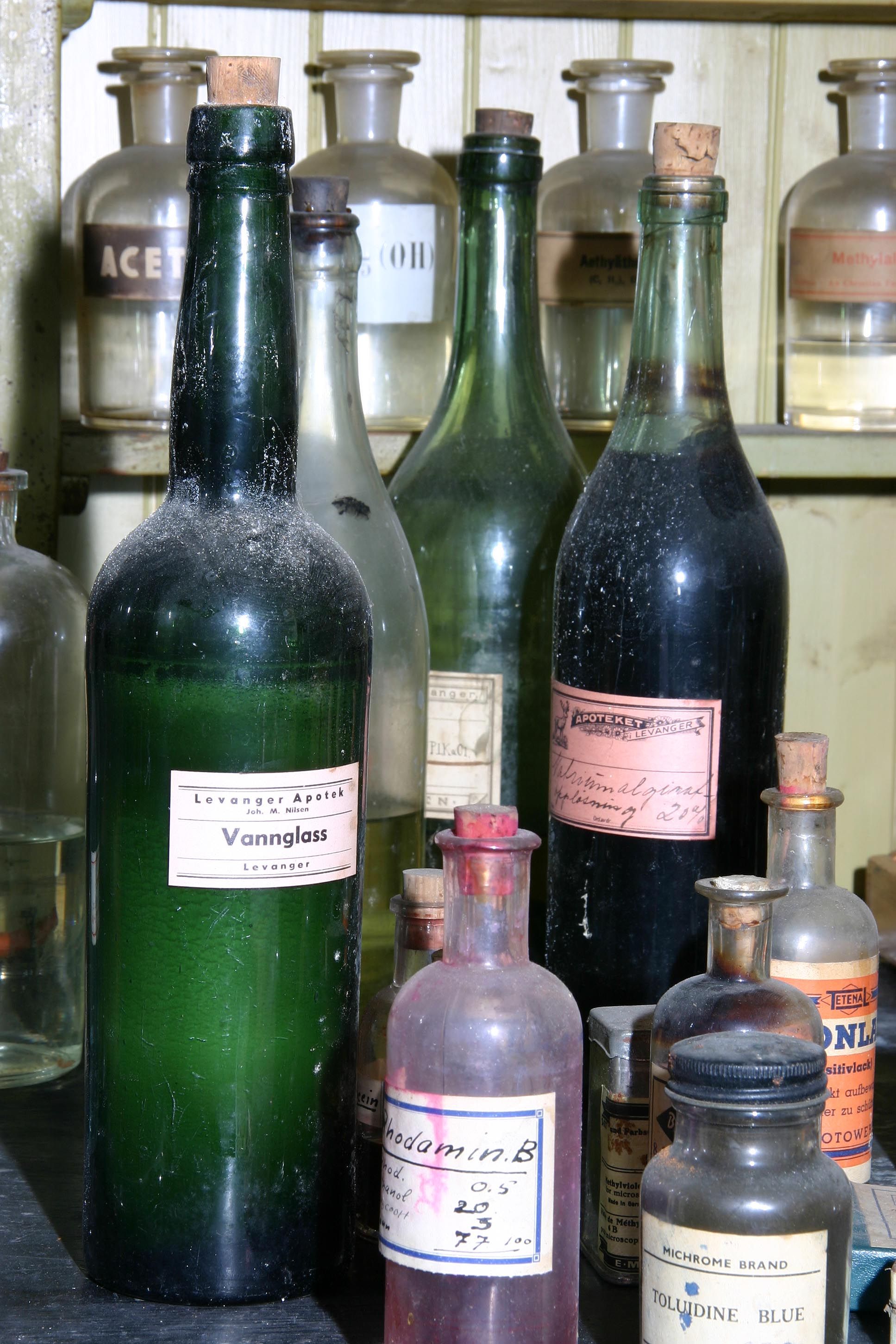 Levanger Fotomuseum - Kjemikalier fra Renbjørs laboratorium.