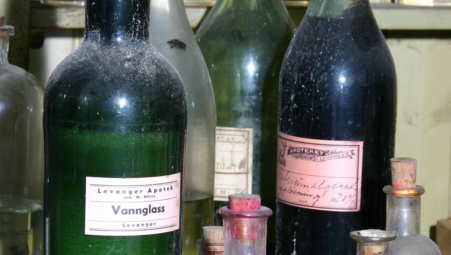 Levanger Fotomuseum - Kjemikalier fra Renbjørs laboratorium.
