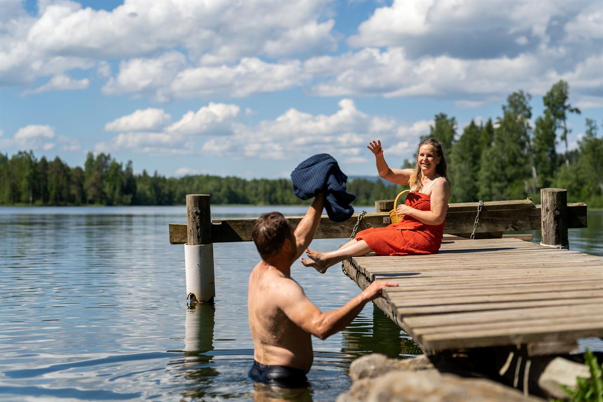 Steffensrudtjernet i Vestre Toten kommune. Et par bader fra brygga.