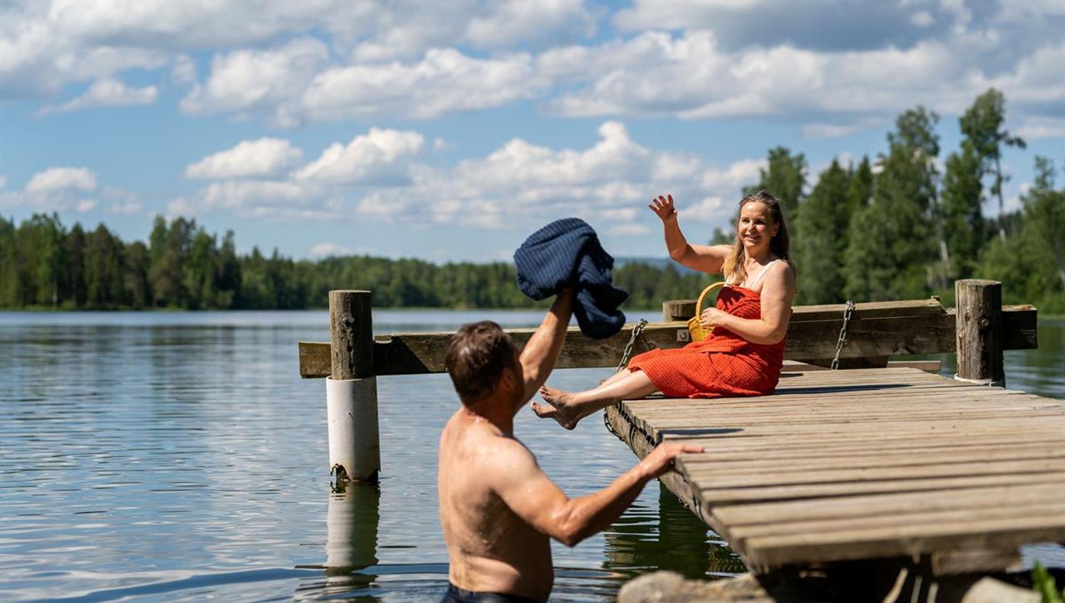 Steffensrudtjernet i Vestre Toten kommune. Et par bader fra brygga.