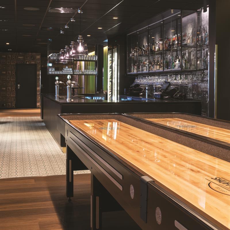 shuffleboard i en bar