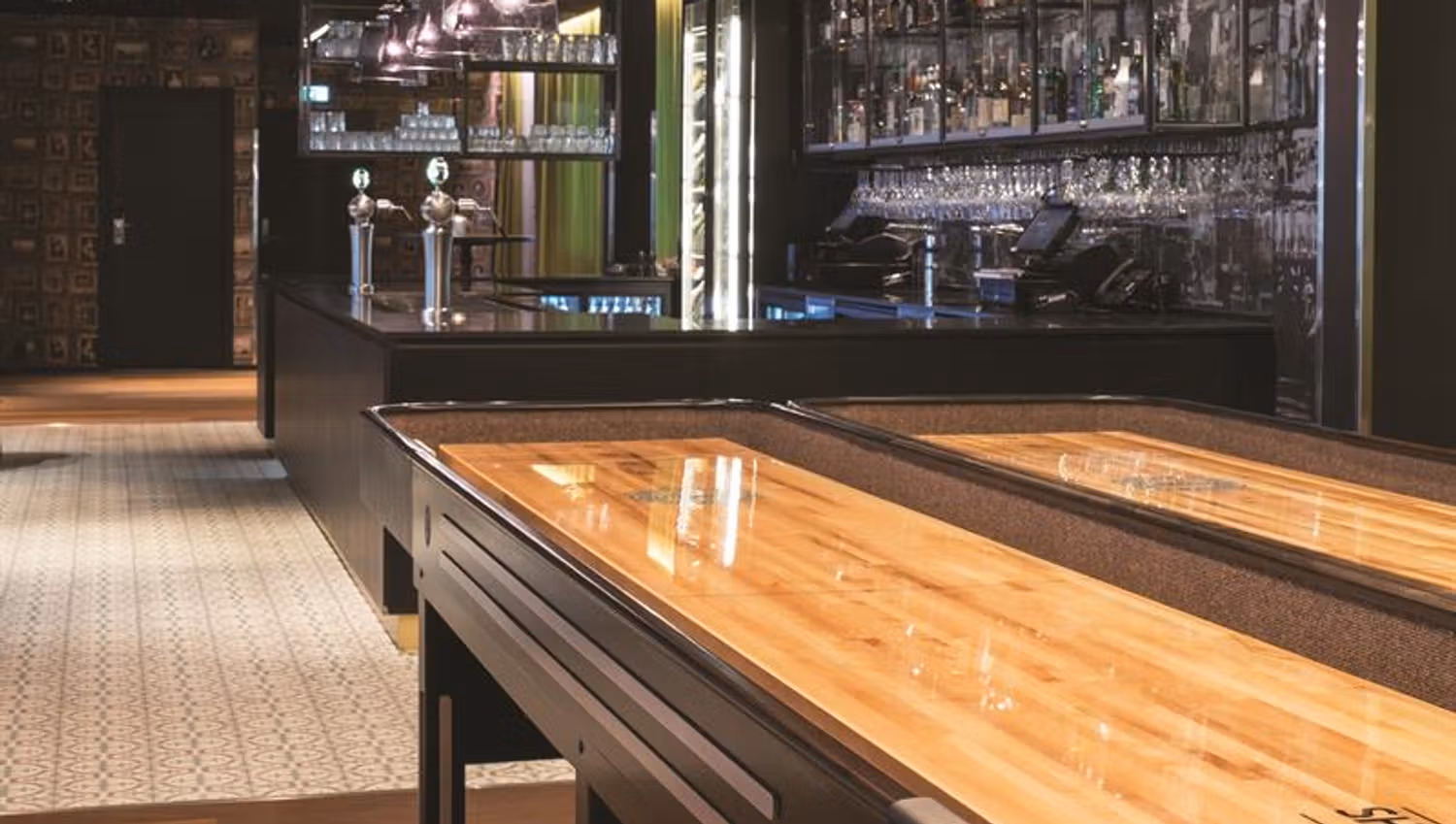 shuffleboard i en bar