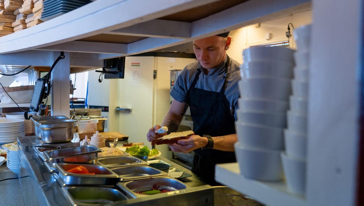 Serveringsdisk på Viken II i Evjua Strandpark