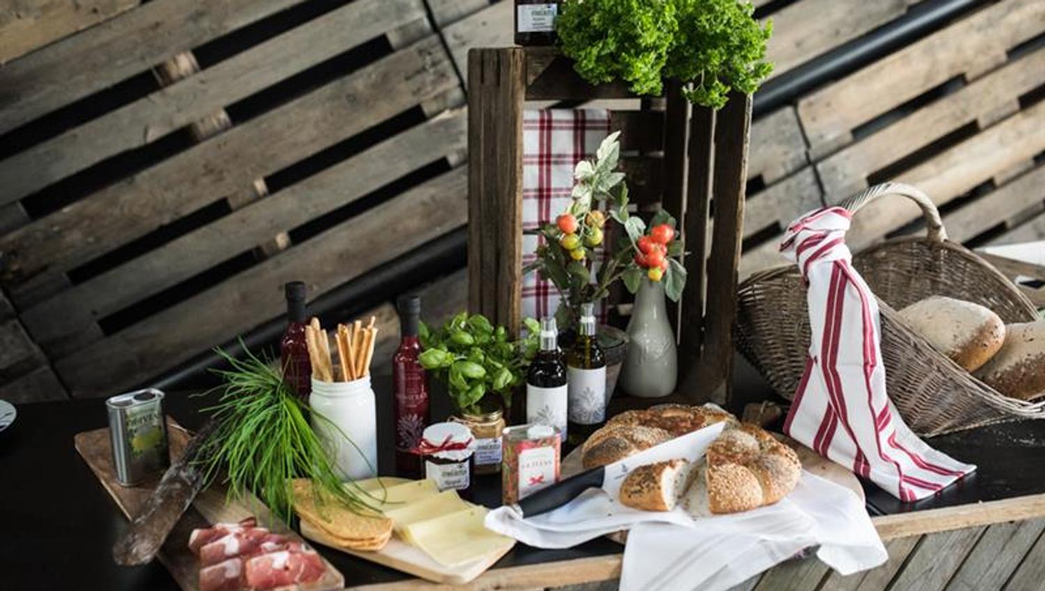 Detaljbilde av diverse brød, ost og skinker.