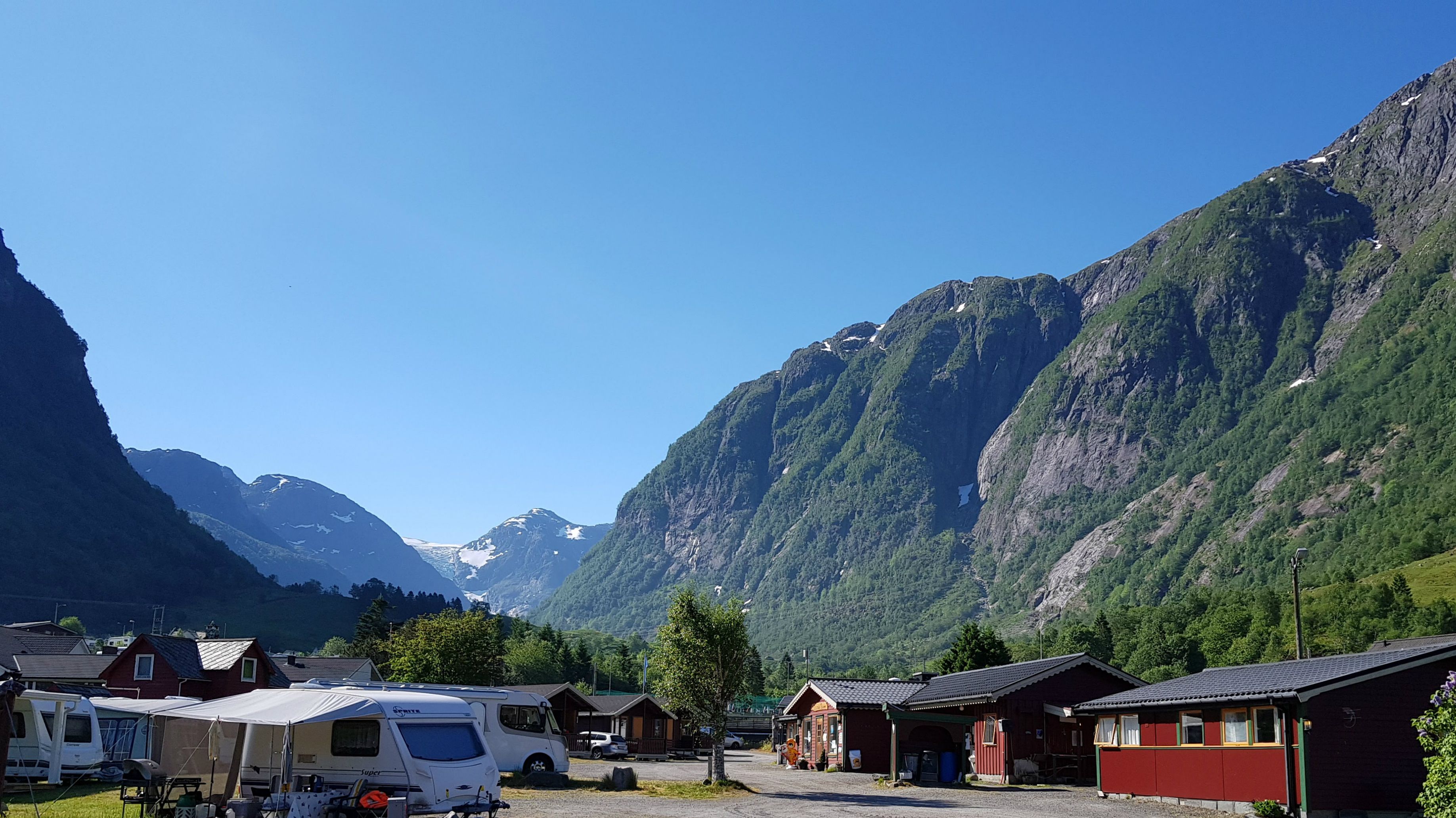 Campingplass med utsikt mot breen og det ville landskapet i Hardanger.