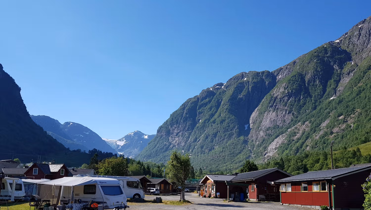 Campingplass med utsikt mot breen og det ville landskapet i Hardanger.