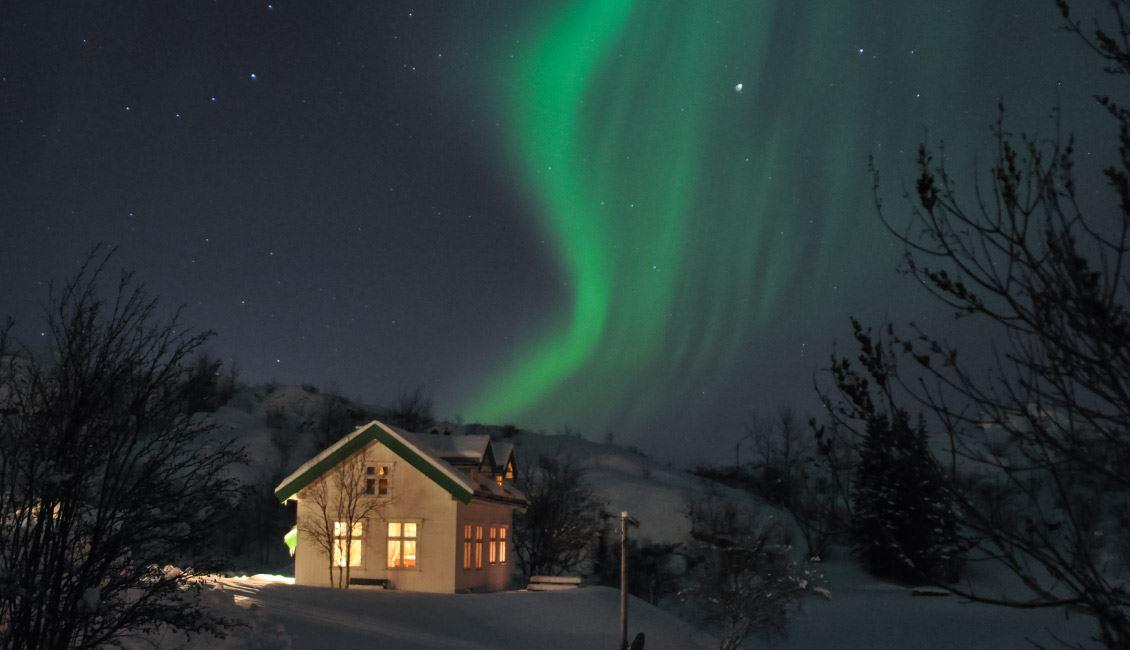 Nordlys over nordlanshus