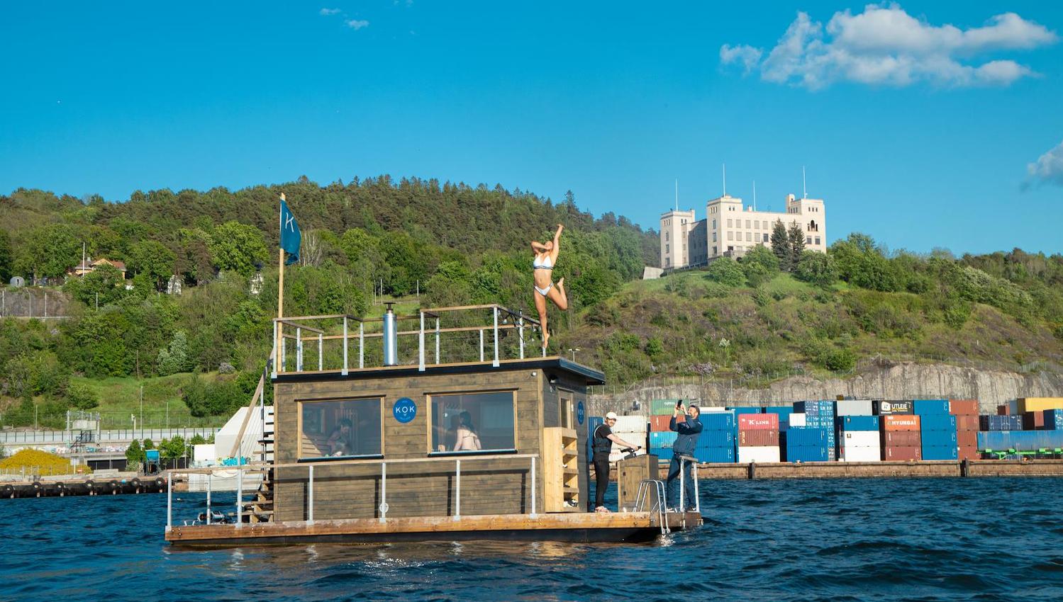 The sauna floating in front of Ekeberg.