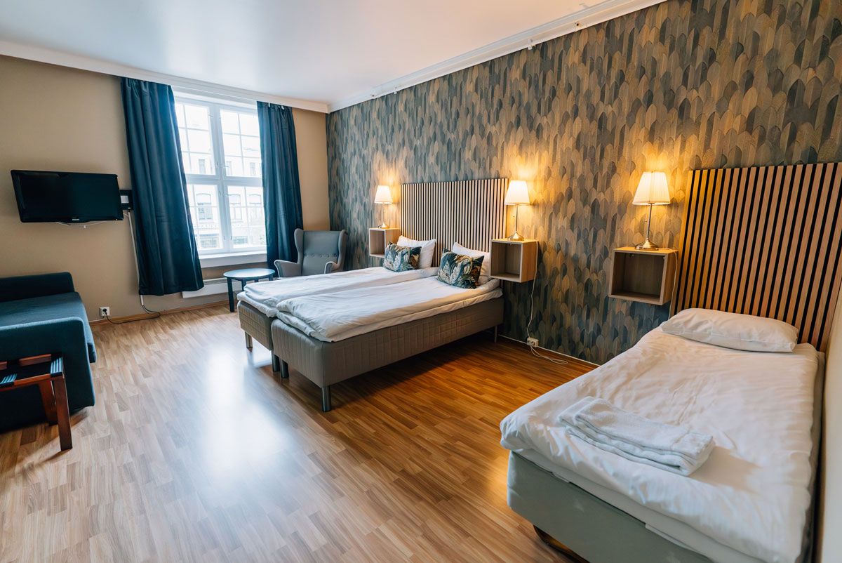 large room with 3 beds at Hotel Vic