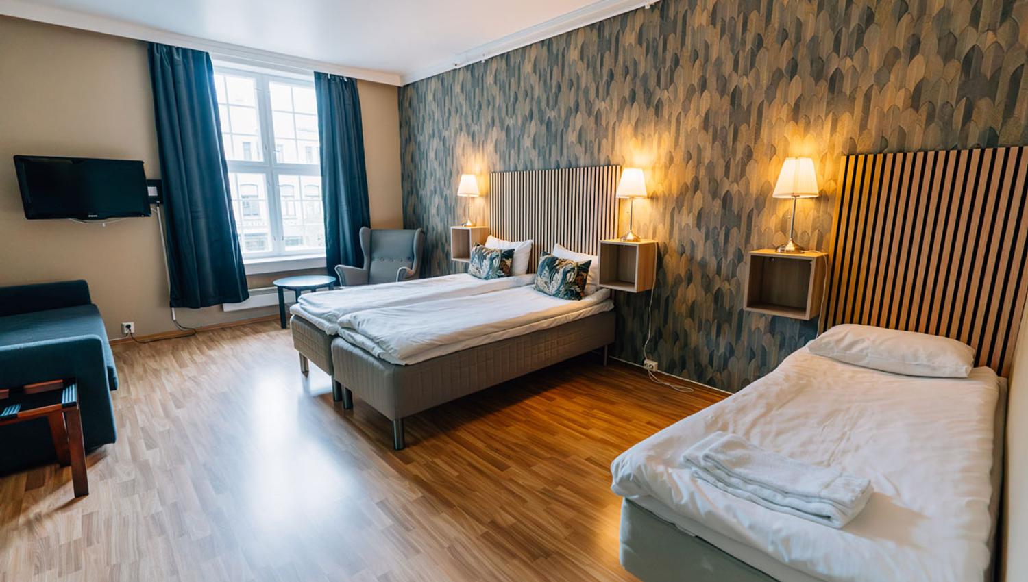 large room with 3 beds at Hotel Vic