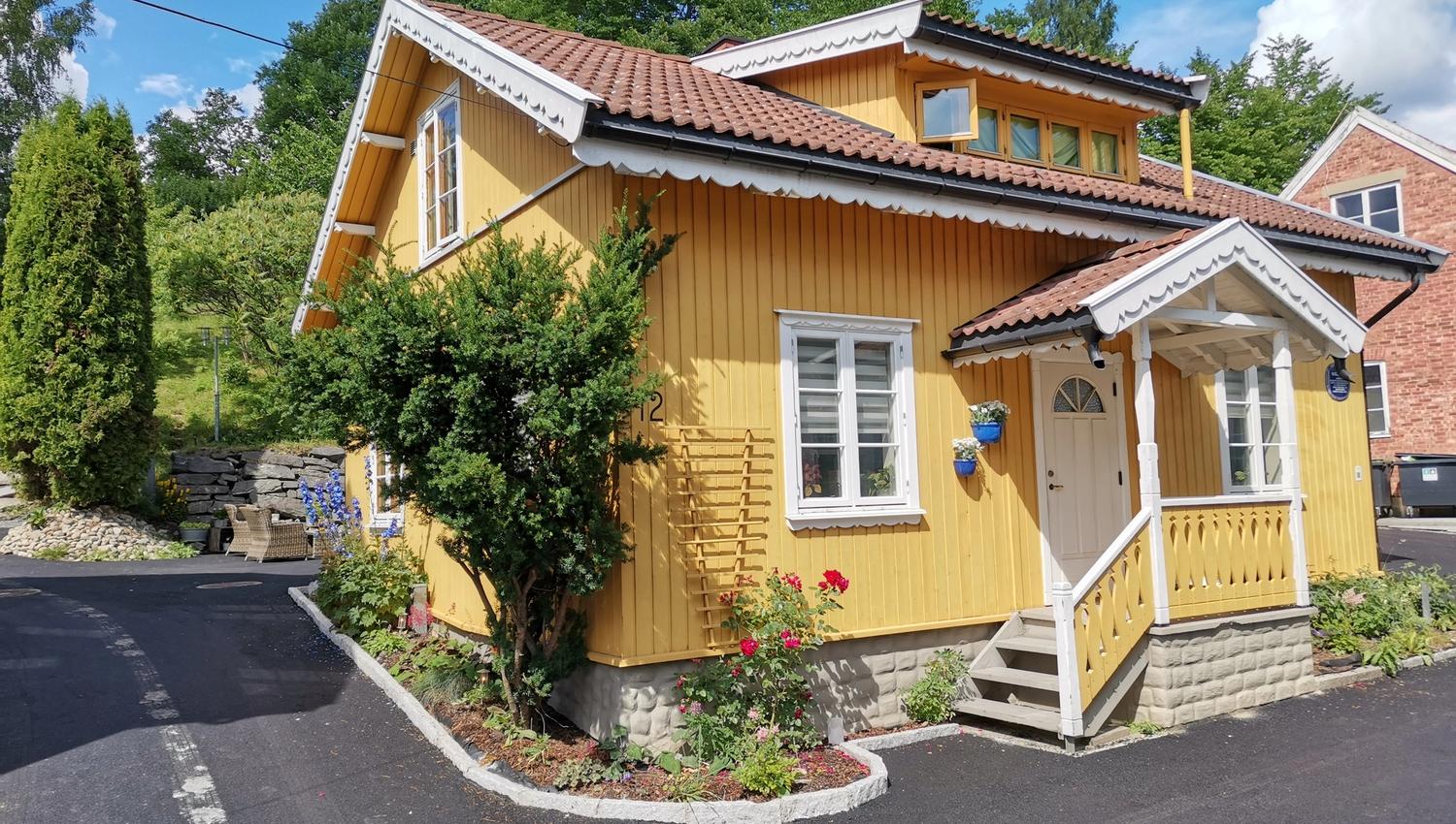 Gult hus med hvite vinduer