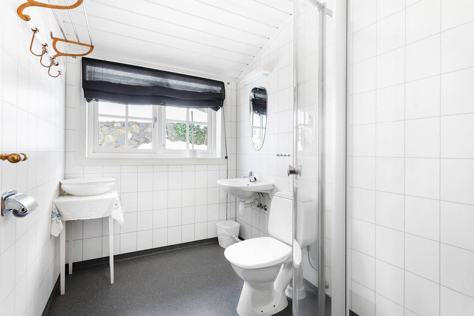 Clean and simple bathroom with shower at Jaunsen Guesthouse in Hardanger.