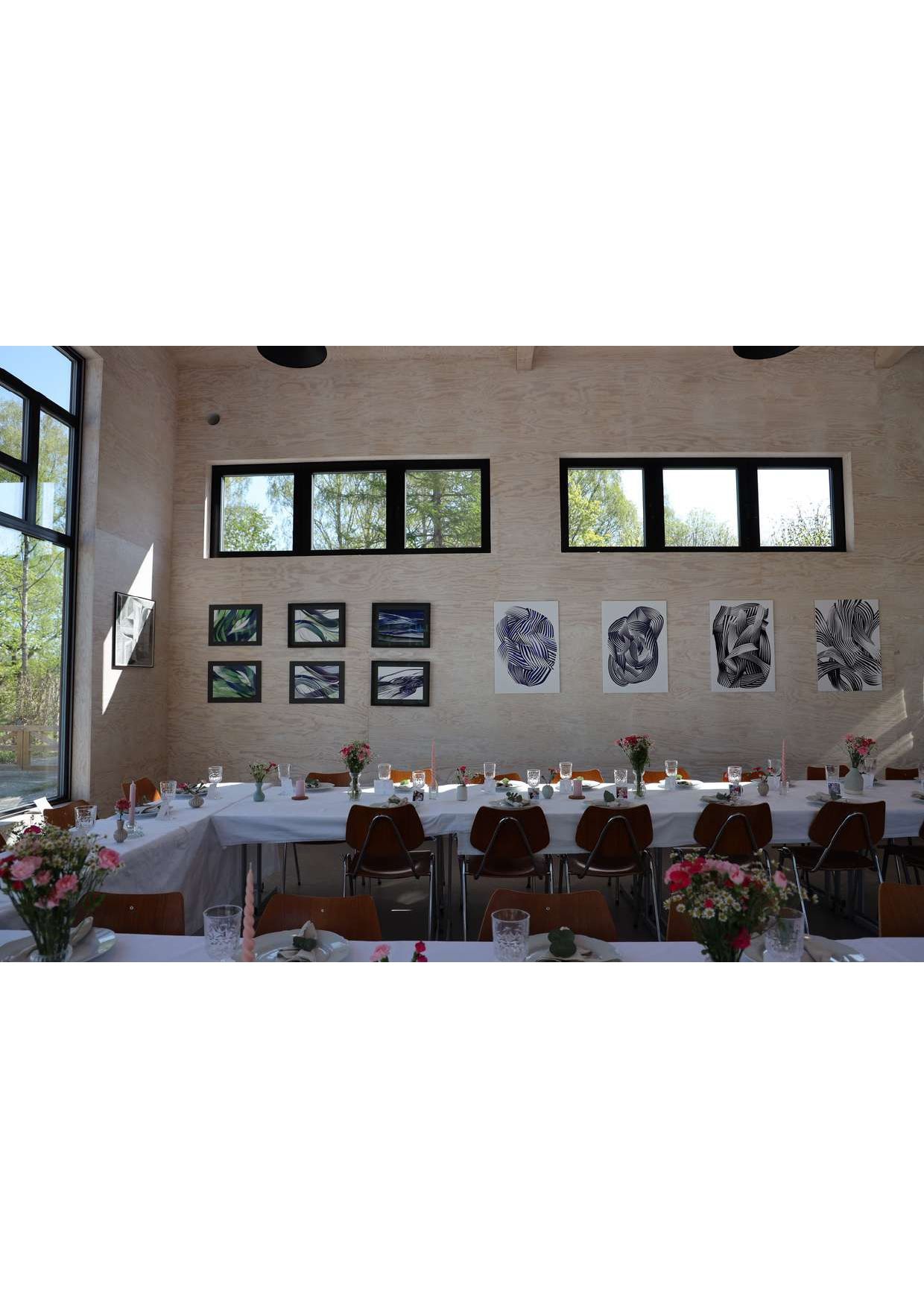 pyntet langbord med blomster og servietter