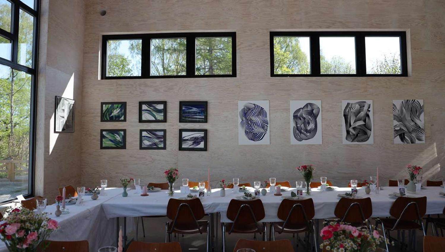 pyntet langbord med blomster og servietter