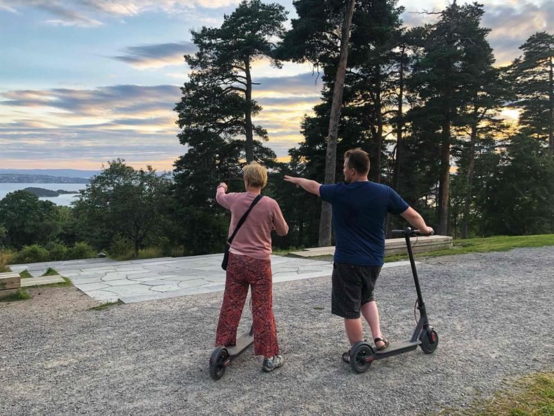 Two persons on e-scooters in Ekeberg park