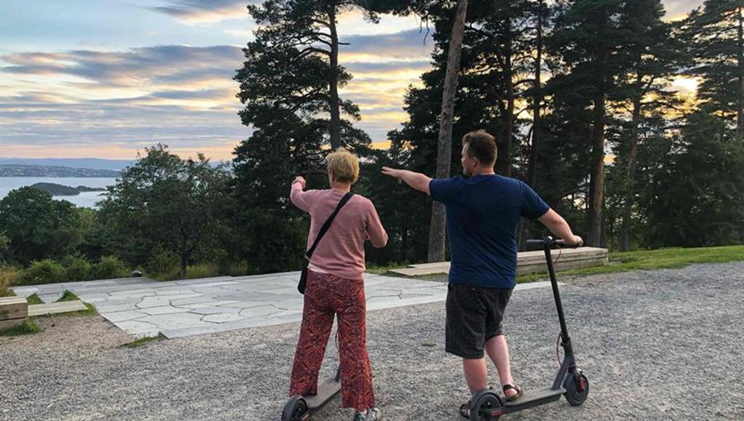 Two persons on e-scooters in Ekeberg park