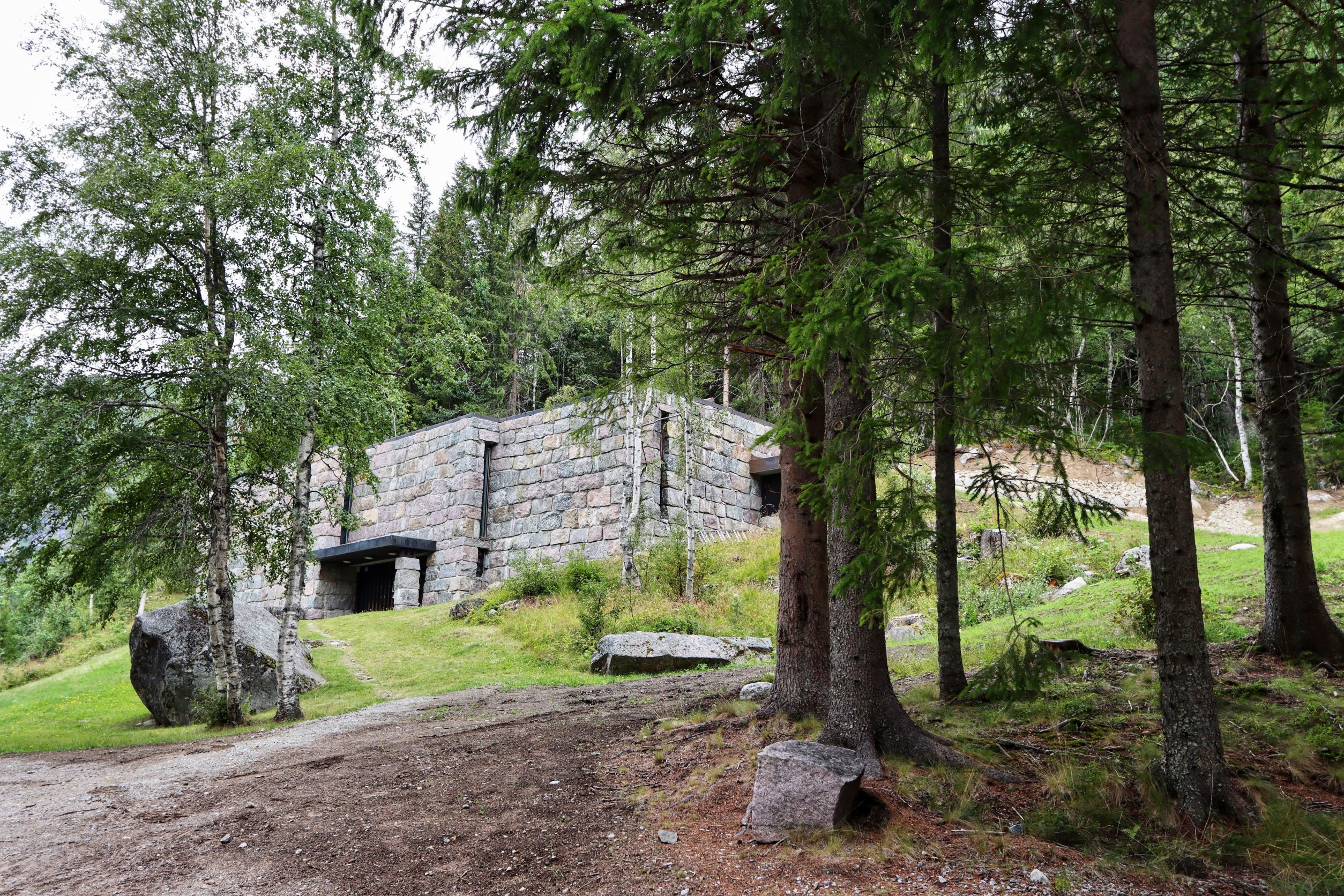 Smørklepp kunstmuseum ligg omgjeve av skog.