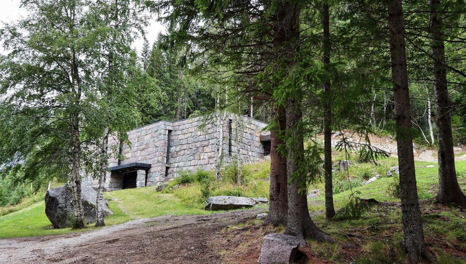 Smørklepp kunstmuseum ligg omgjeve av skog.