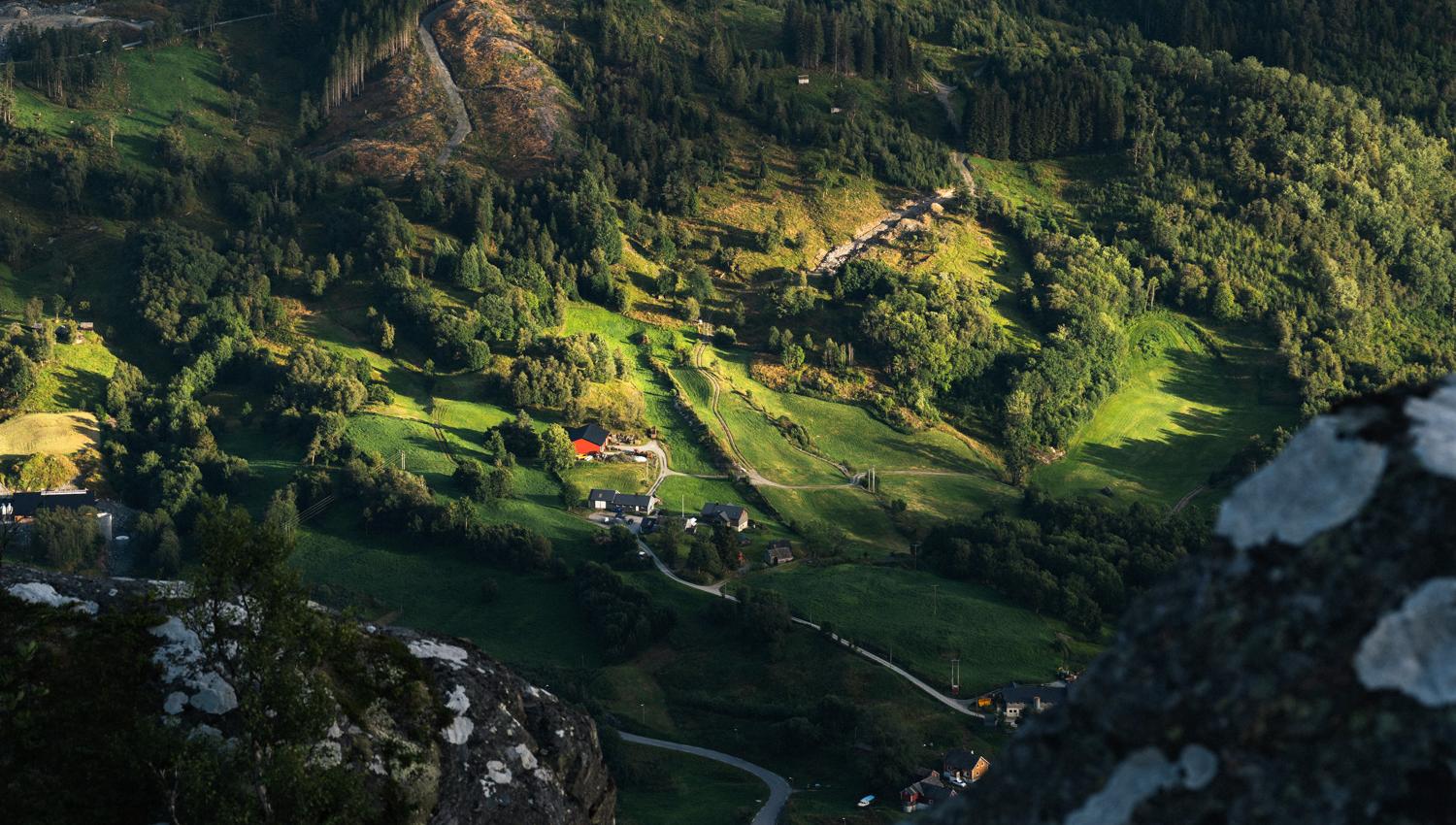 Green valleys seen from Samlen in Hardanger – a hike with views of idyllic cultural landscapes.