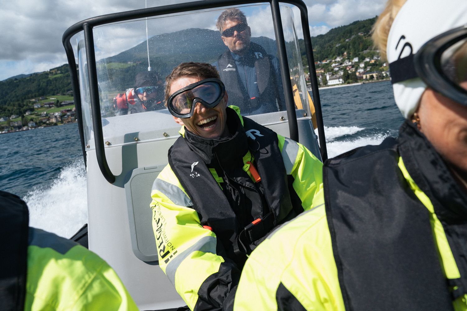 Gäste genießen frische Seeluft und Geschwindigkeit auf dem Fjord während der RIB-Tour zum Hardanger Aquakulturzentrum.