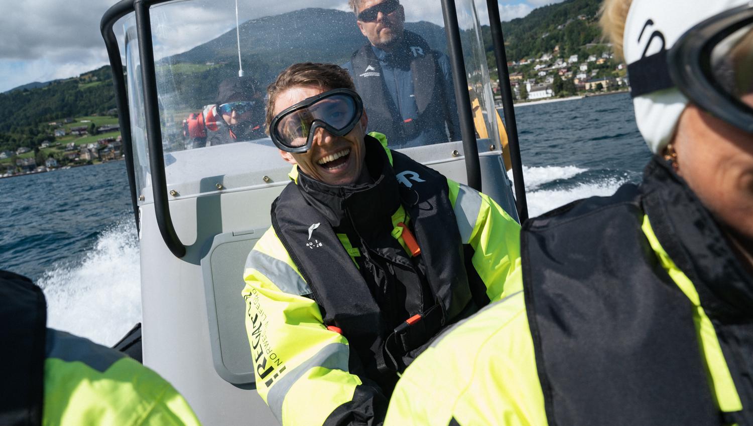 Gäste genießen frische Seeluft und Geschwindigkeit auf dem Fjord während der RIB-Tour zum Hardanger Aquakulturzentrum.