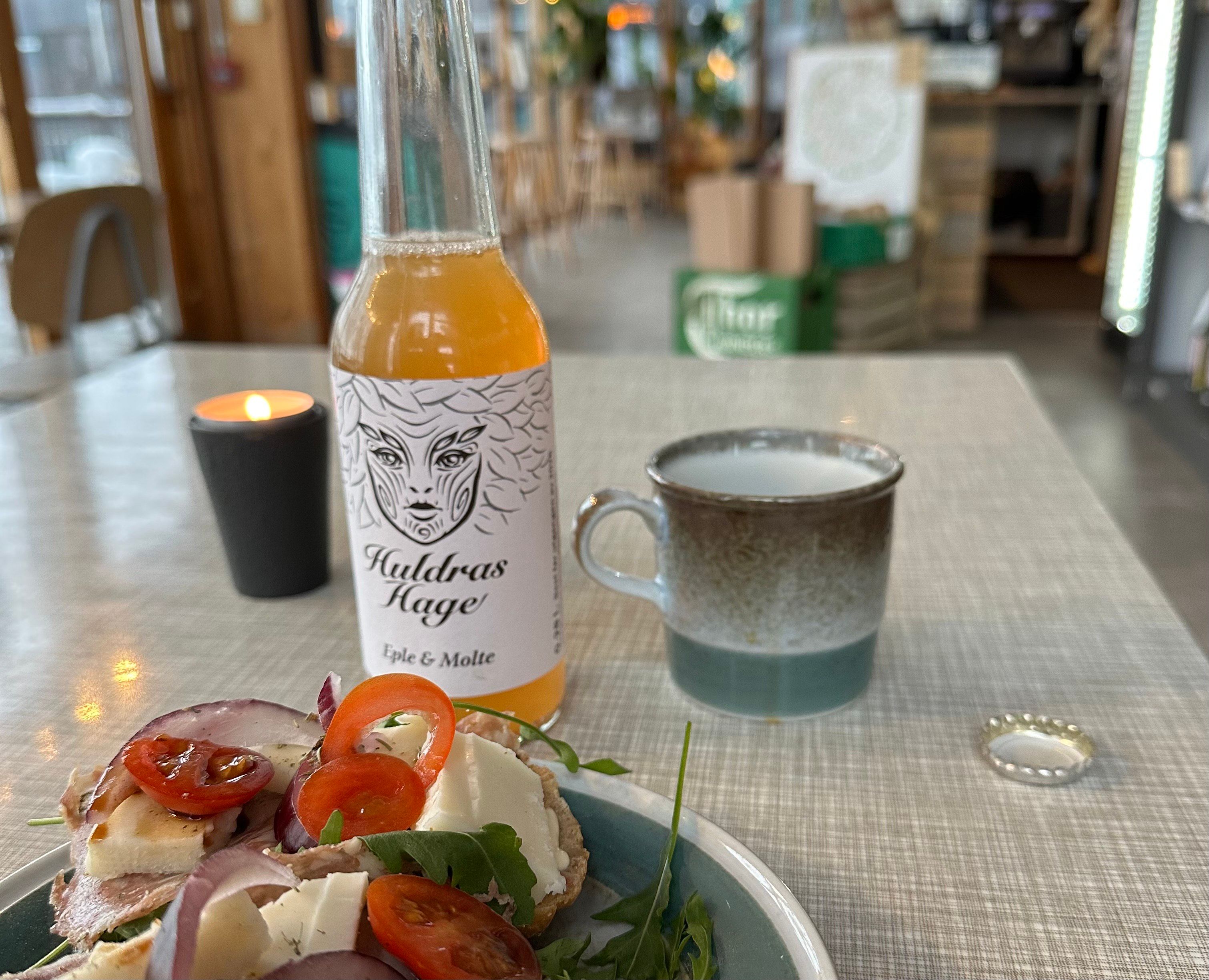 Flaske med juice og en tallerken med mat