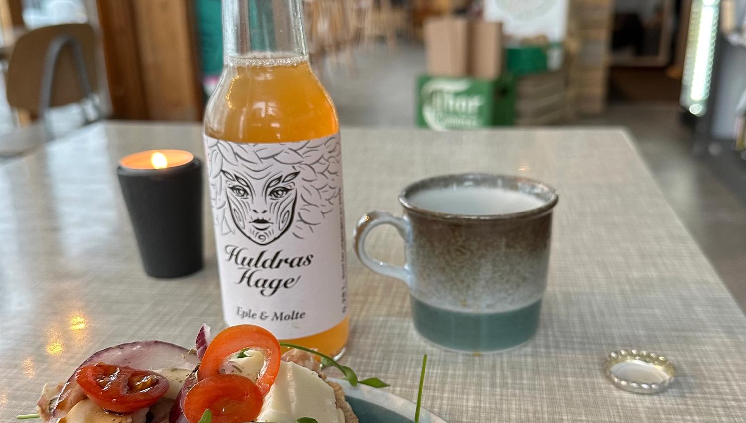 Flaske med juice og en tallerken med mat