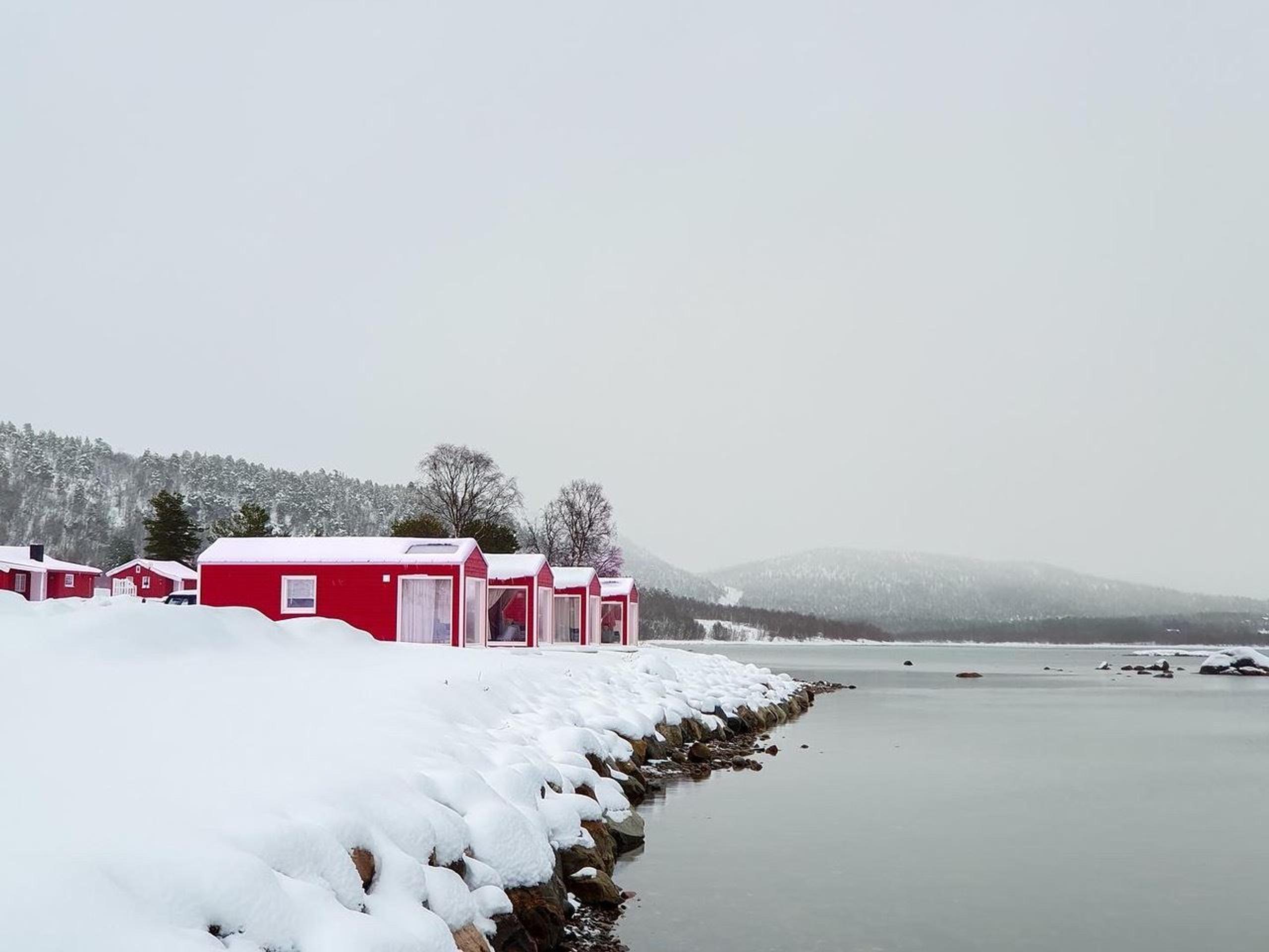 snødekt bakke, utleiebygg ved havkanten