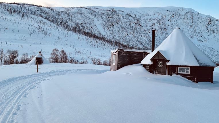 Noen bygninger dekket av snø i et vinterlandskap