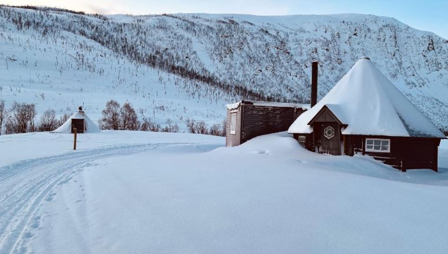 Noen bygninger dekket av snø i et vinterlandskap