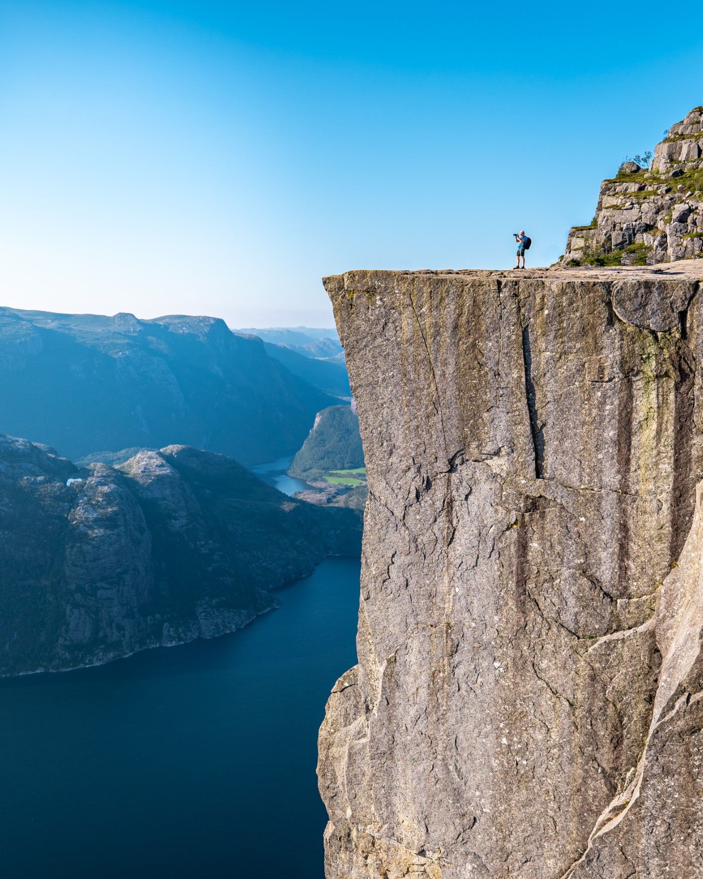 Preikestolen stuper 604 meter rett ned i Lysefjorden