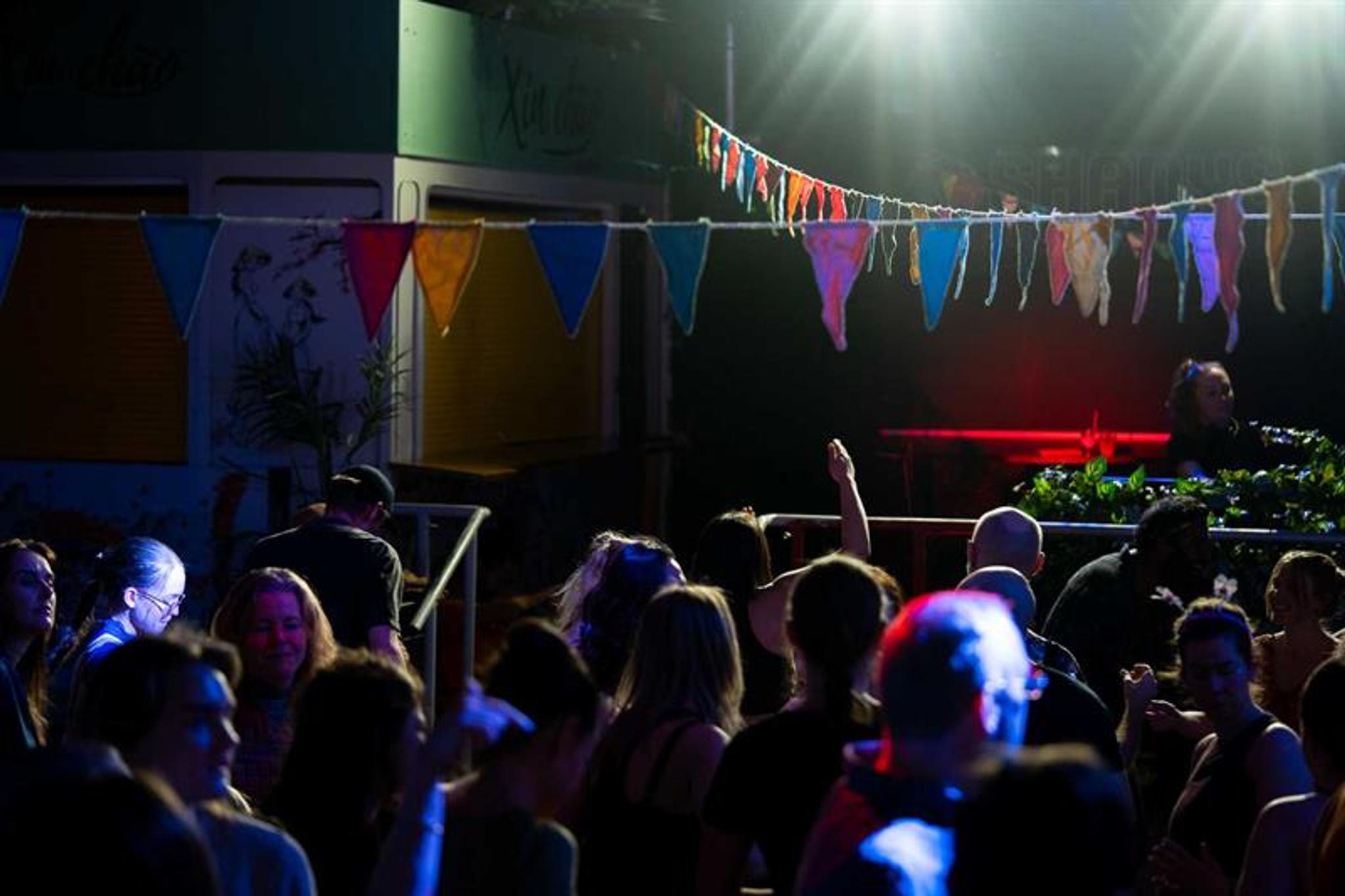DJ og folk som danser