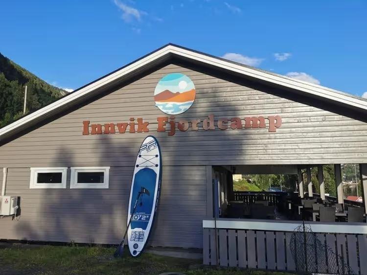 Innvik Fjordcamp ligg idyllisk til langs Nordfjorden.