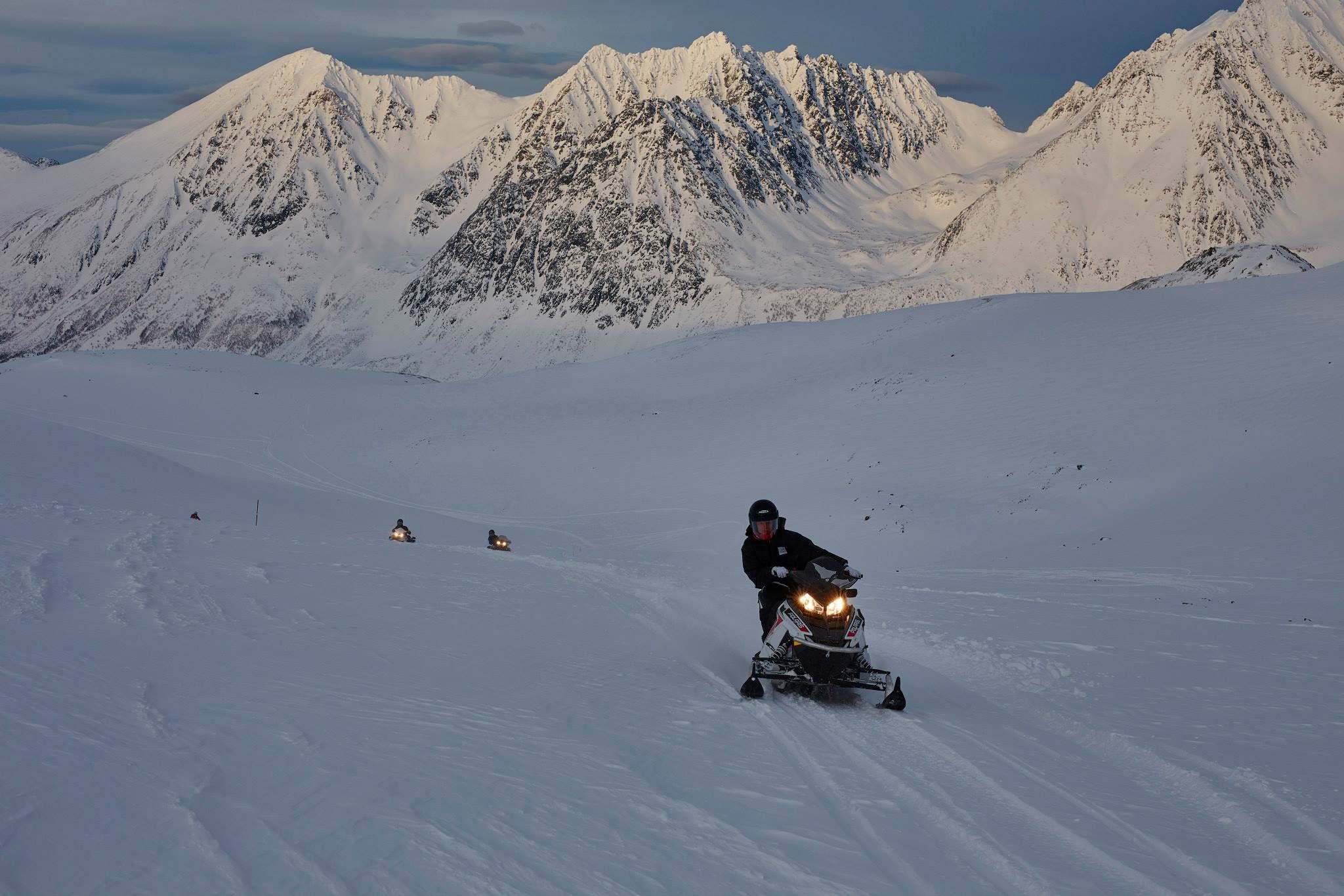 Lener seg til siden på snøskuteren
