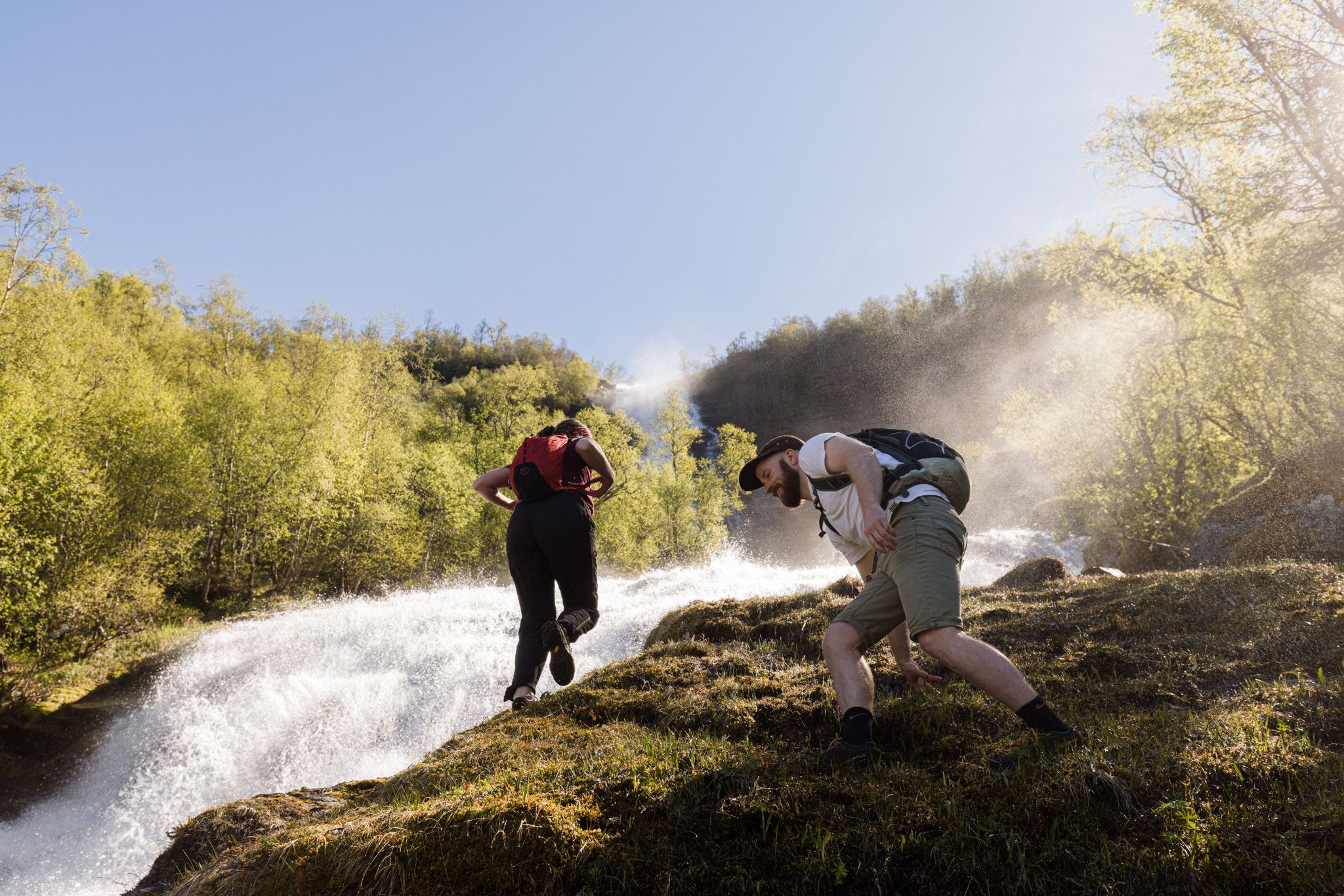Die Reise ist in der Nähe von Stromschnellen und Wasserfällen. Teile der Reise haben Sicherheitsseile für diejenigen, die entlang der Stromschnellen gehen möchten