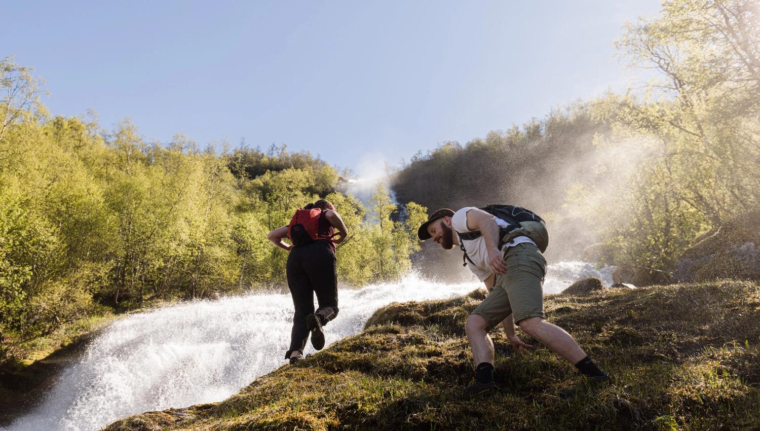 Die Reise ist in der Nähe von Stromschnellen und Wasserfällen. Teile der Reise haben Sicherheitsseile für diejenigen, die entlang der Stromschnellen gehen möchten