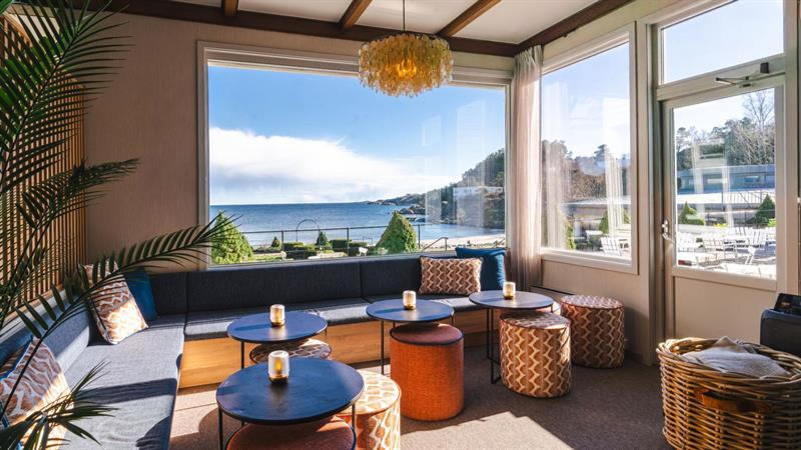 Roald Dahl Bar – oppkalt etter den verdenskjente forfatteren som var fast gjest på Strand Hotel Fevik i mer enn 30 år, med nydelig utsikt over havet.