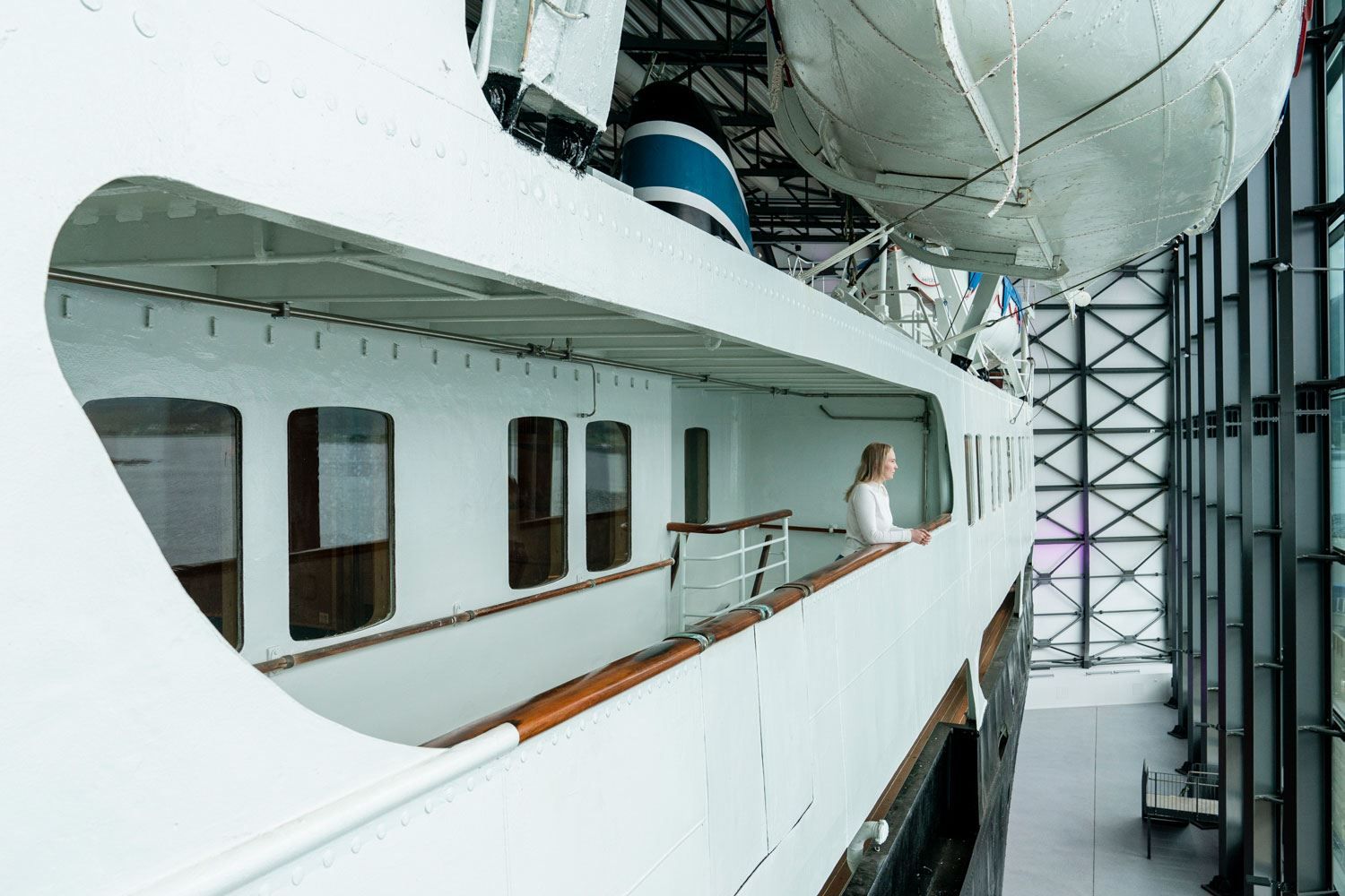Dame ser ut fra dekket på MS Finnmarken