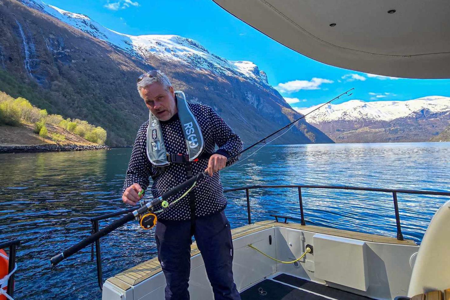 Kaptein og guide finner de beste fiskeplassene.