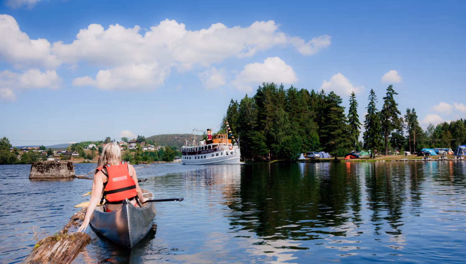 Kanalbåt-og-kano-utenfor-Kanalcamping