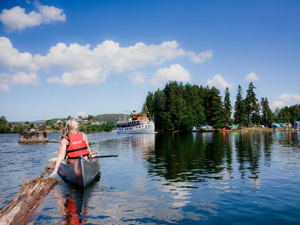 Kanalbåt-og-kano-utenfor-Kanalcamping