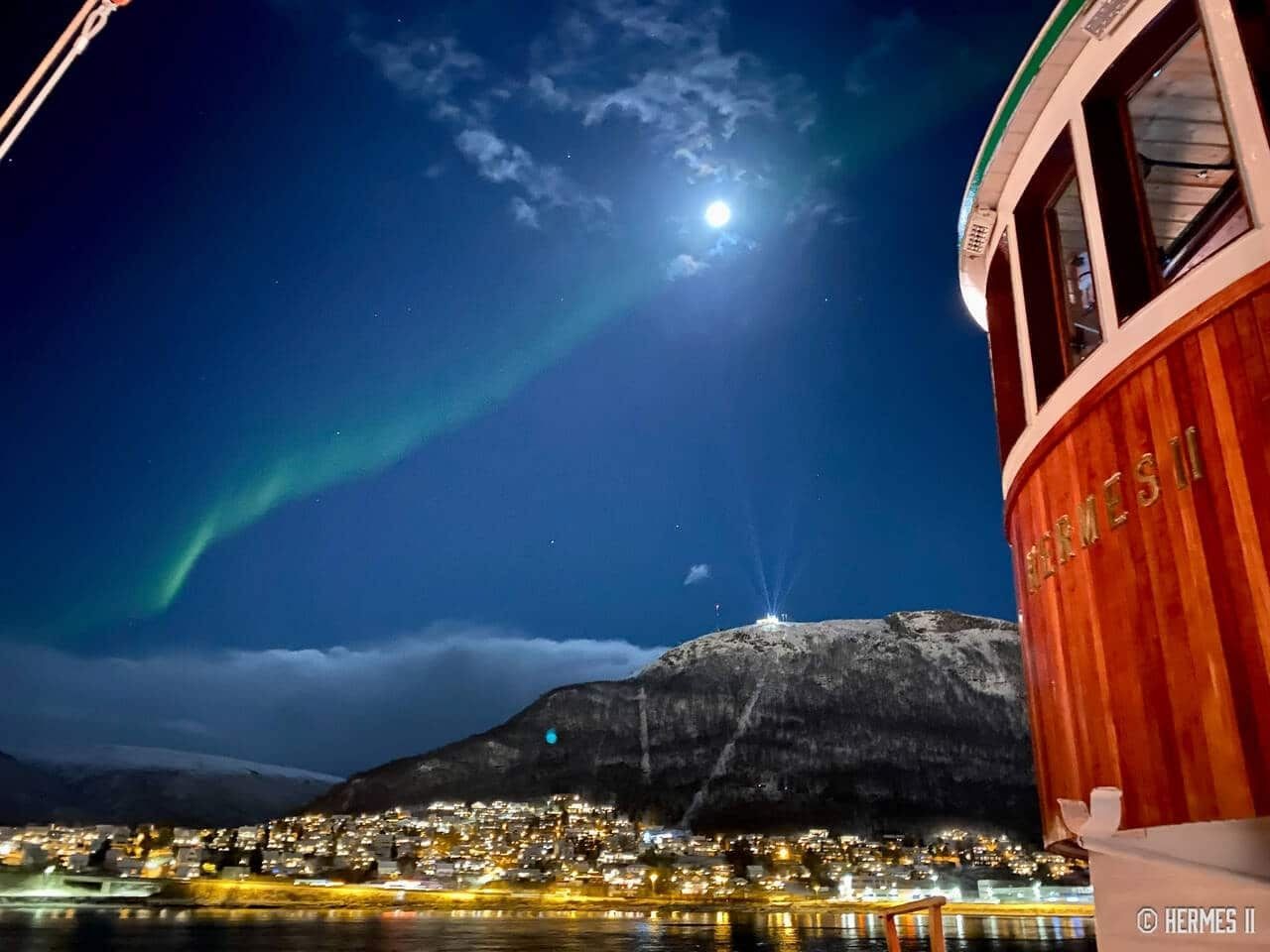 Hermes ll i nordlys og måneskinn