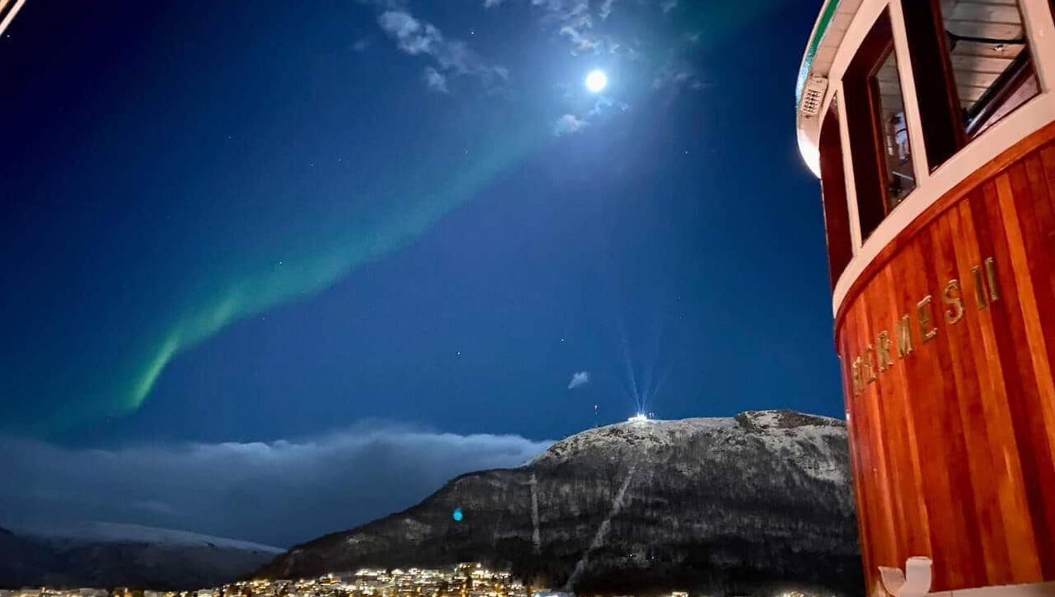 Hermes ll i nordlys og måneskinn