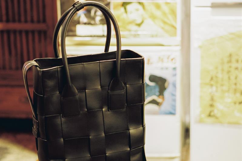 Detail og black leather handbag.